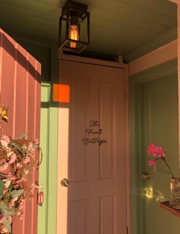 The Pink Cottage Upstairs Suite & Garden Summer Room Whitehead Exterior foto