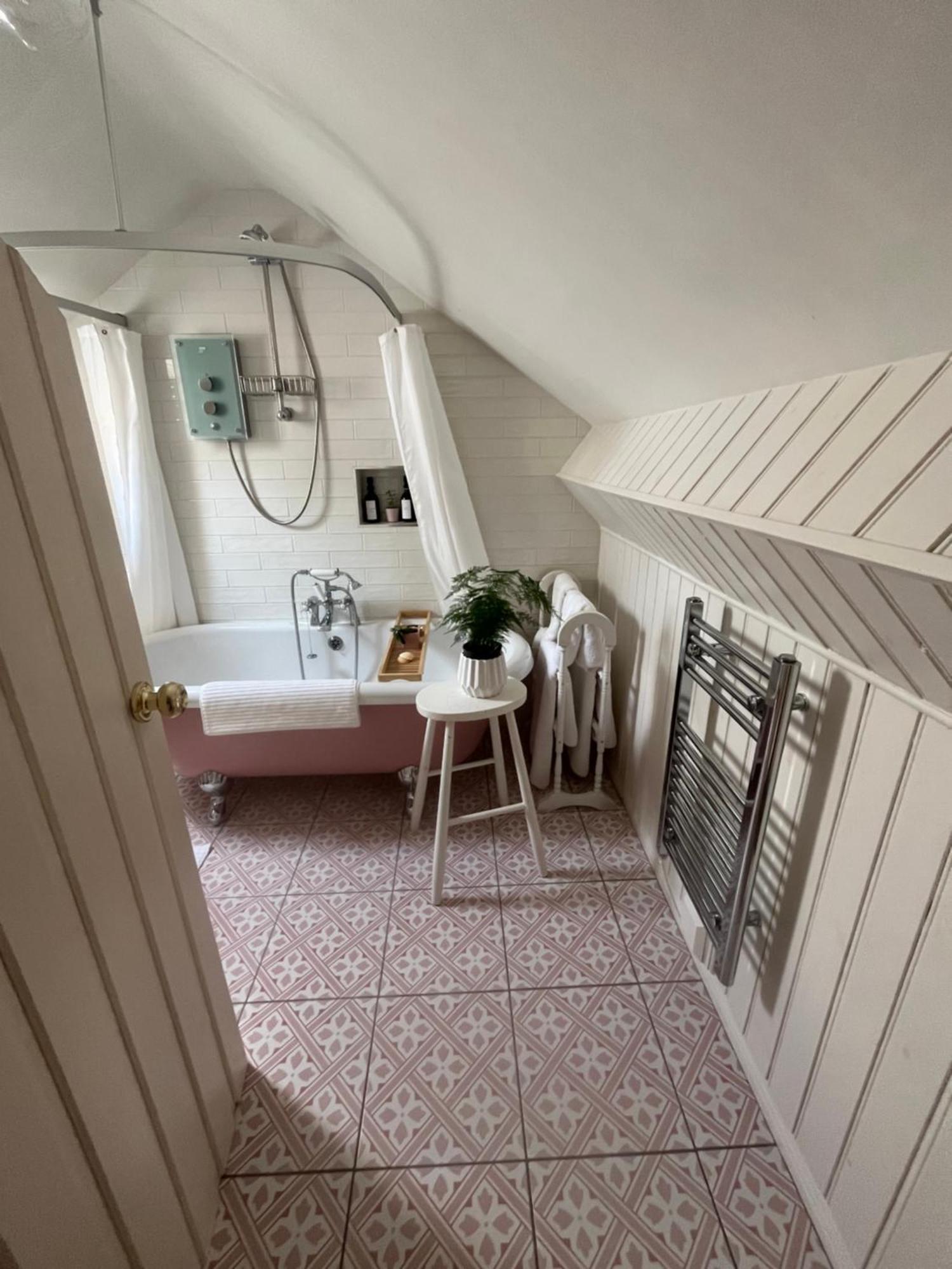 The Pink Cottage Upstairs Suite & Garden Summer Room Whitehead Exterior foto